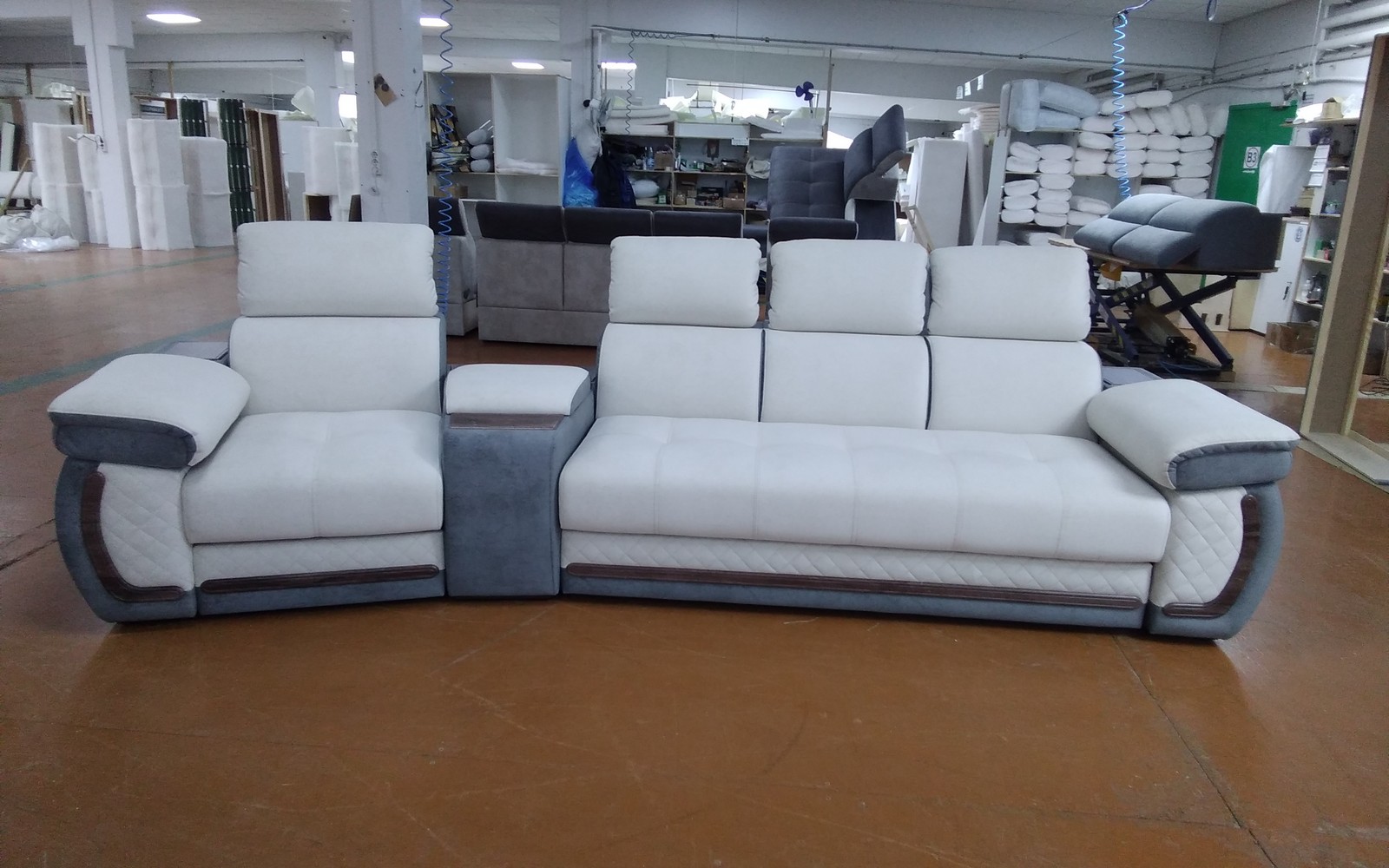 Диваны Айпетри Люкс в наличии. Склад Н 3036 хилтон 01/брабус 16  МДФ-MDP 15дуб ланцелот 3-180 дельфин (Гом)