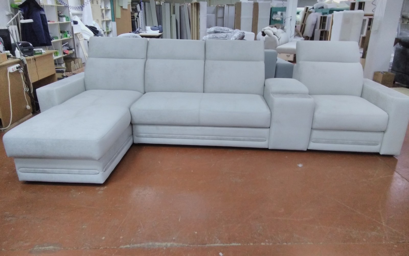 Диваны Браво люкс в наличии. Склад Н 711 хилтон 02 тоффи, подлокотники 21 см с накладкой сверху, МДФ--LS 932 бетон лофт светлый,соединительный с розеткой,(Солиг)