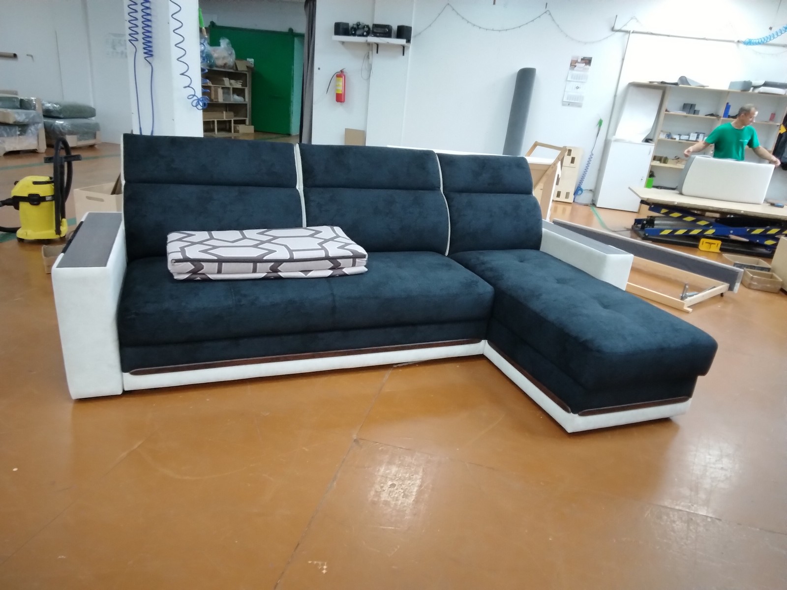 Диваны Браво люкс в наличии. Склад Н 3583 Брабус 17/фабрик 1  2-180 телескоп ,вкладыши для телескопа из бязи Отделка МДФ---MD 12 тиковое дерево