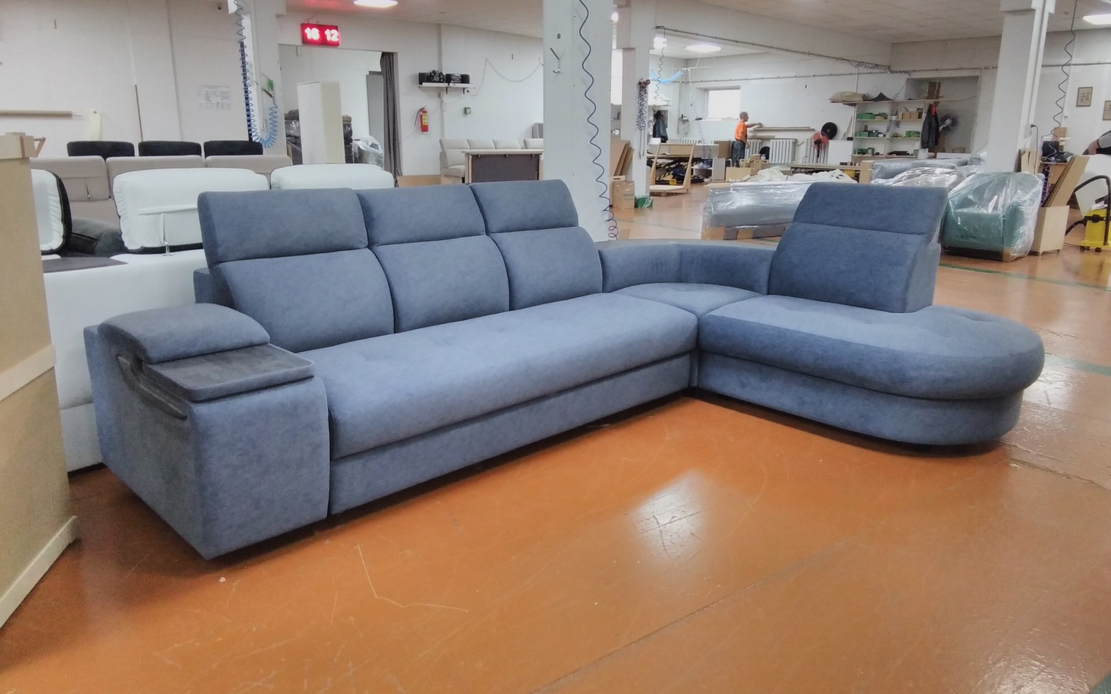 Диваны Браво комфорт в наличии. Склад Д 2013 твид 12 (Жл) соед.БМВ С полкой  + 90 закругленный с беспроводной зарядкой